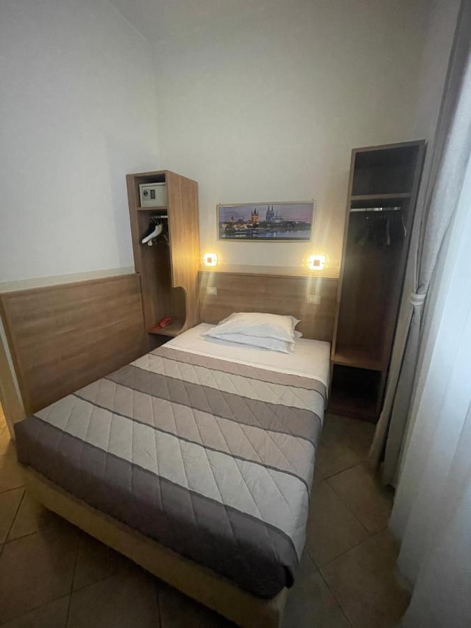 Hotel Montecarlo Milano Esterno foto