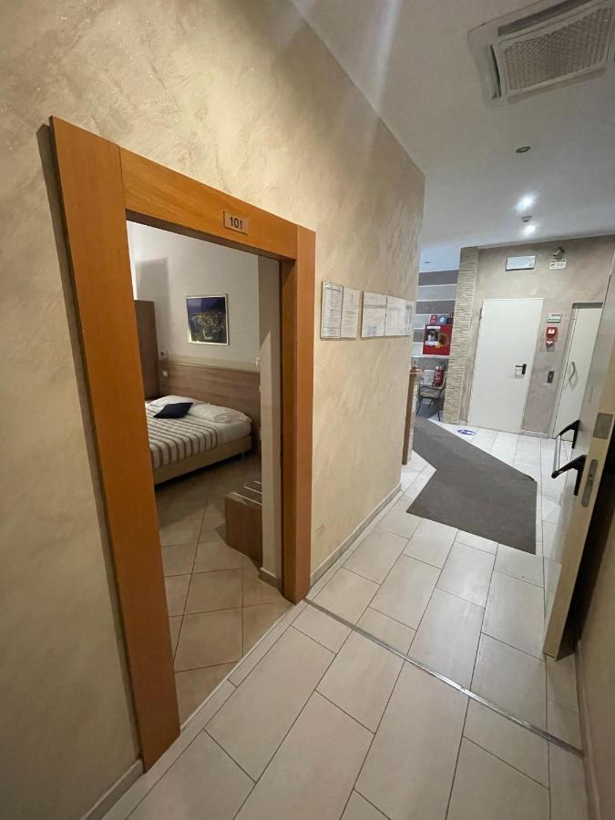 Hotel Montecarlo Milano Esterno foto