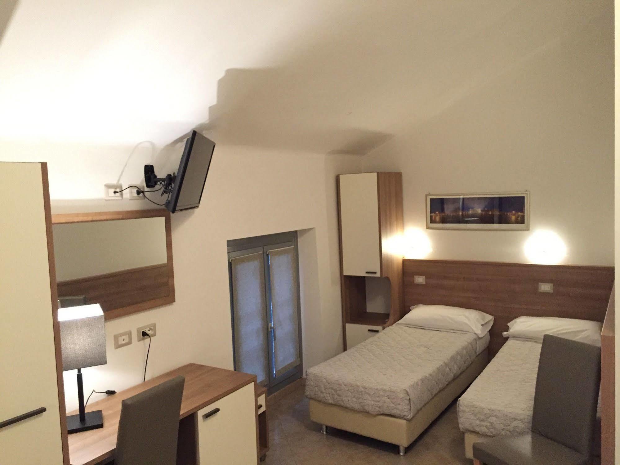 Hotel Montecarlo Milano Esterno foto