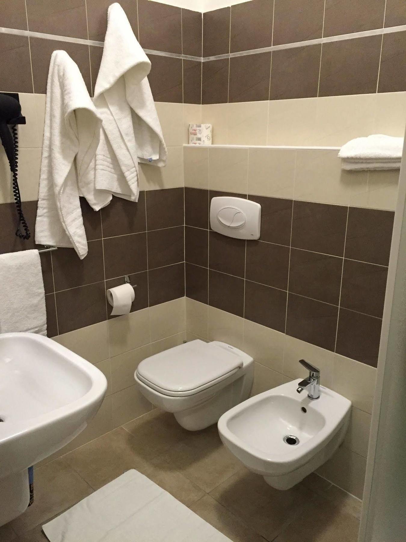 Hotel Montecarlo Milano Esterno foto