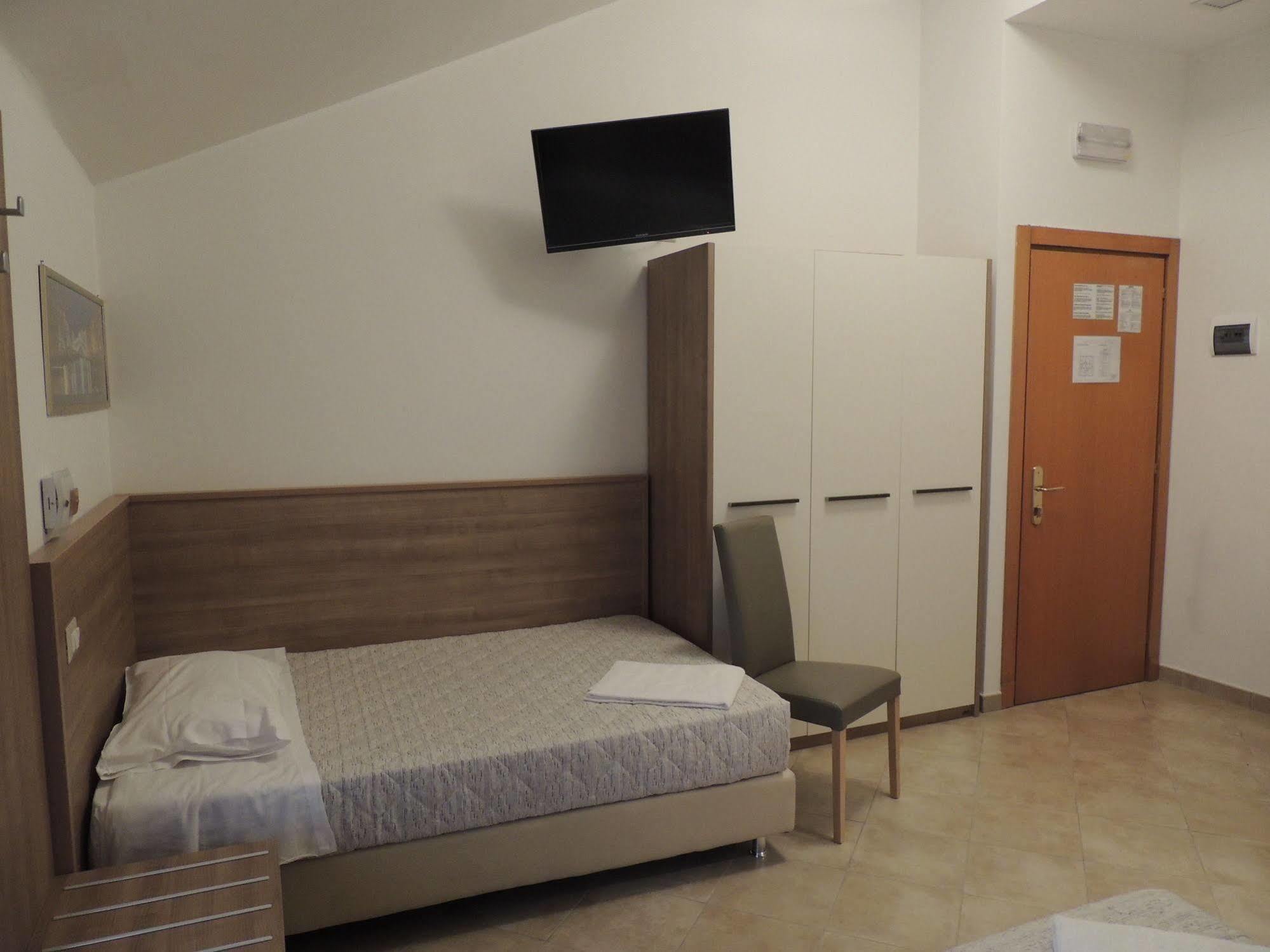 Hotel Montecarlo Milano Esterno foto