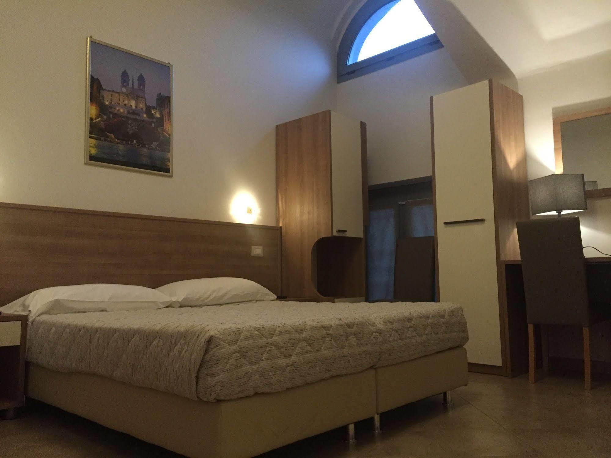 Hotel Montecarlo Milano Esterno foto