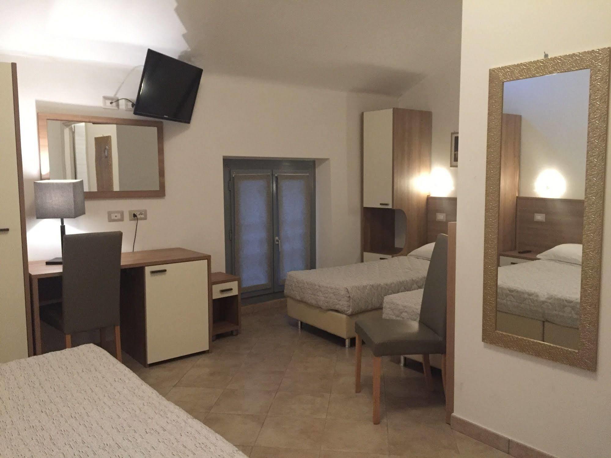Hotel Montecarlo Milano Esterno foto