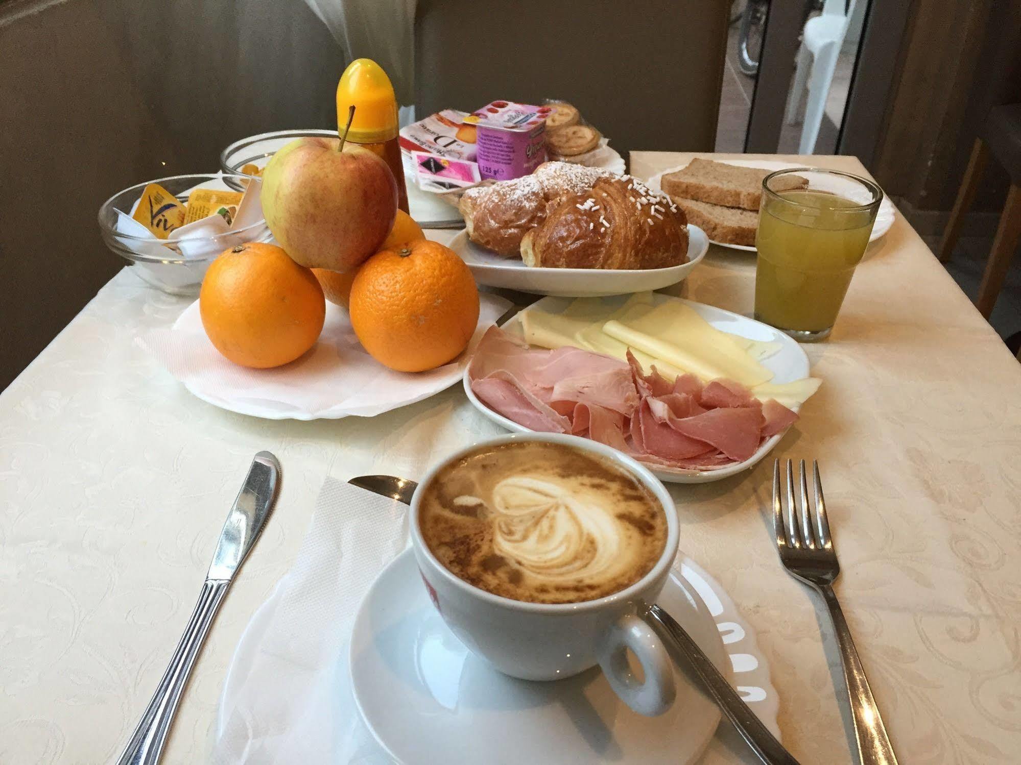 Hotel Montecarlo Milano Esterno foto