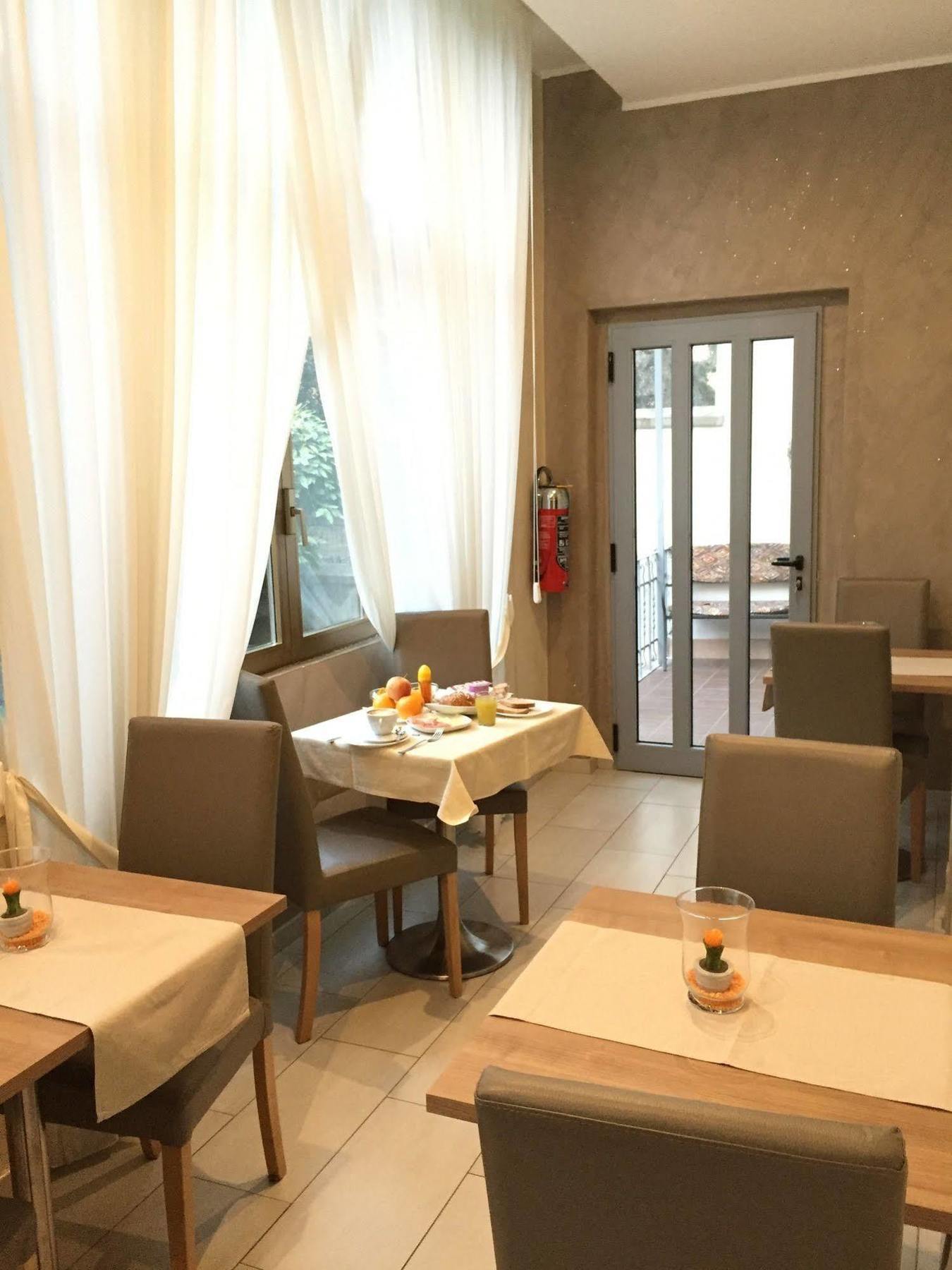 Hotel Montecarlo Milano Esterno foto